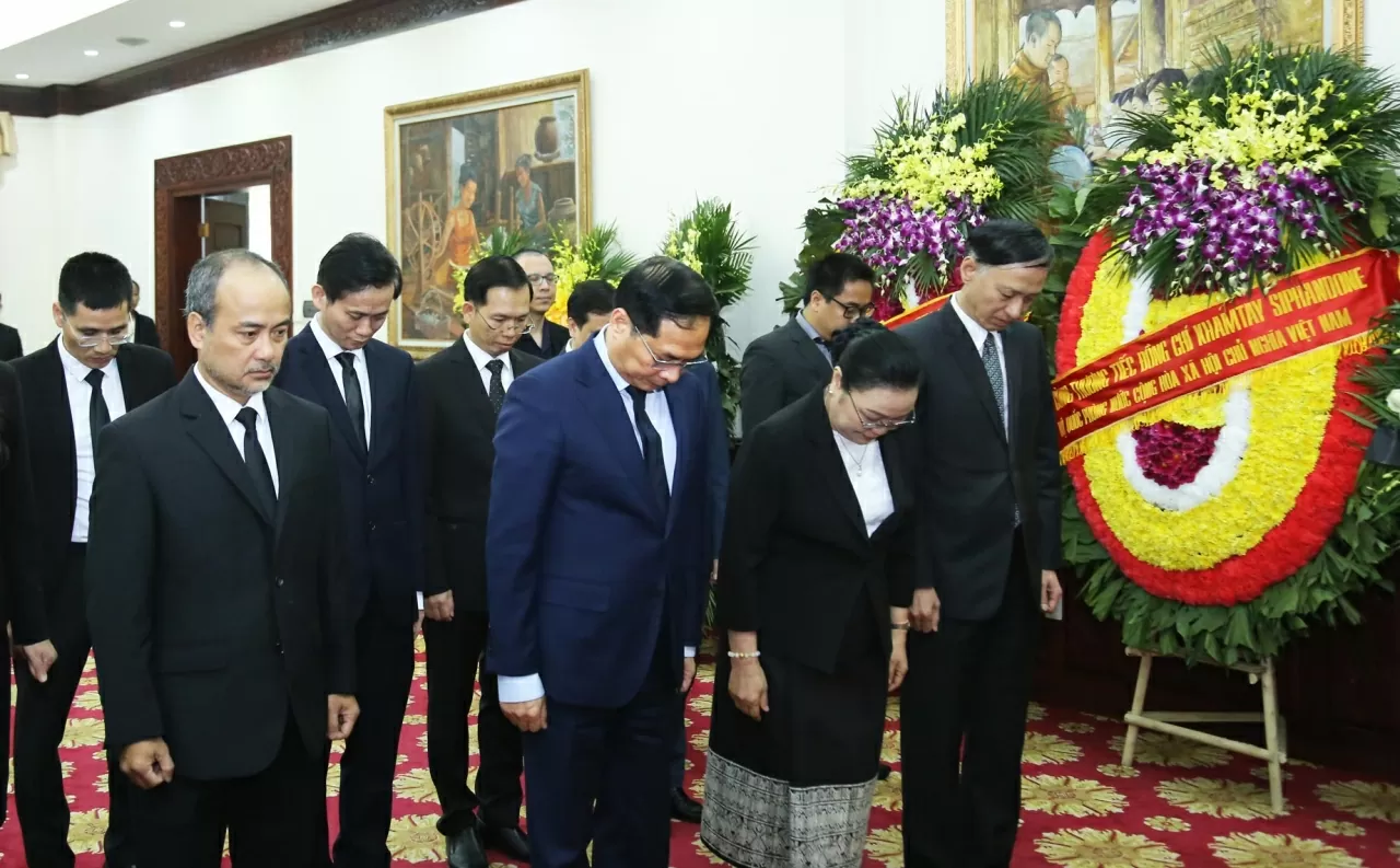 Phó Thủ tướng, Bộ trưởng Bùi Thanh Sơn và Đoàn Bộ Ngoại giao viếng nguyên Chủ tịch Đảng Nhân dân Cách mạng Lào, nguyên Chủ tịch nước Lào Khamtay Siphandone. (Ảnh: Thành Long)