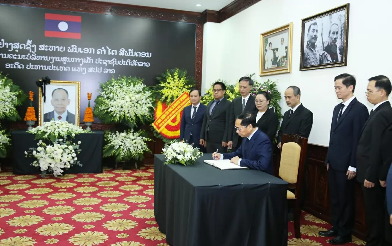 Phó Thủ tướng, Bộ trưởng Bùi Thanh Sơn ghi sổ tang tưởng nhớ nguyên Chủ tịch Đảng Nhân dân Cách mạng Lào, nguyên Chủ tịch nước Lào Khamtay Siphandone. (Ảnh:Thành Long)