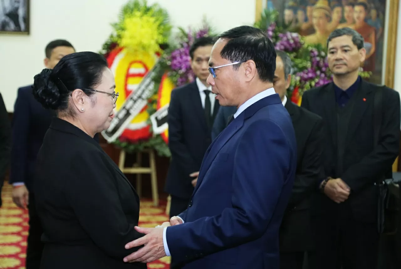 Phó Thủ tướng, Bộ trưởng Ngoại giao Bùi Thanh Sơn bày tỏ lòng tiếc thương vô hạn khi nghe tin đồng chí Khamtay Siphandone qua đời. (Ảnh: Thành Long)