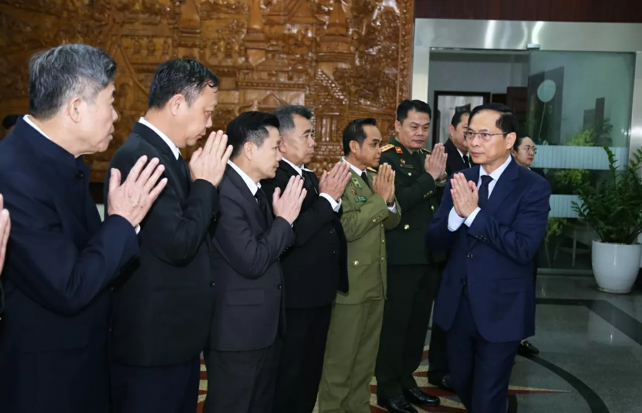 Phó Thủ tướng, Bộ trưởng Bùi Thanh Sơn chia buồn cùng các nhân viên Đại sứ quán Lào. (Ảnh:Thành Long)