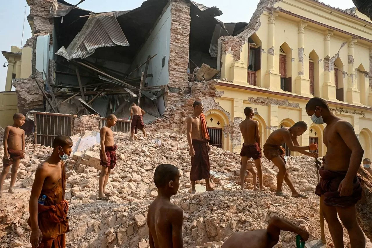 Các nhà sư đứng giữa đống đổ nát của tu viện Thahtay Kyaung ở Mandalay (Myanmar), ngày 1/4. Trước đó, trận động đất mạnh 7,7 độ richter xảy ra ngày 28/3 đã làm rung chuyển Myanmar và lan rộng sang các quốc gia láng giềng. Giới chức nước này cho biết đây là thảm họa địa chấn lớn nhất mà Myanmar phải hứng chịu trong hơn 100 năm qua. Tính đến nay, hơn 3.300 người đã được xác nhận thiệt mạng tại quốc gia vốn đang chìm trong xung đột. Tuy nhiên, các chuyên gia cảnh báo con số thực tế có thể còn cao hơn nhiều và phải mất hàng tuần mới có thể đánh giá đầy đủ thiệt hại. (Nguồn: AFP)