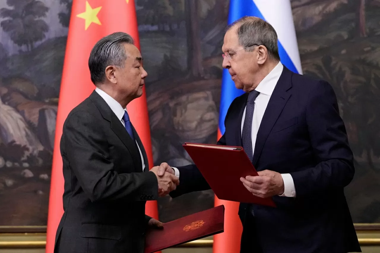 Ngày 1/4, ngoại trưởng hai nước Nga và Trung Quốc đã gặp nhau ở Moscow để thảo luận nhiều vấn đề trong quan hệ song phương và thời sự hiện nay. hai Ngoại trưởng thảo luận về an ninh và rủi ro ở châu Á-Thái Bình Dương, đề cập các diễn biến khu vực liên quan tình hình trên bán đảo Triều Tiên, chương trình hạt nhân của Iran, tình hình ở Trung Á và triển vọng hình thành một cấu trúc an ninh mới ở Âu Á trong bối cảnh các cơ chế Euro-Atlantic suy thoái. (Nguồn: Reuters)