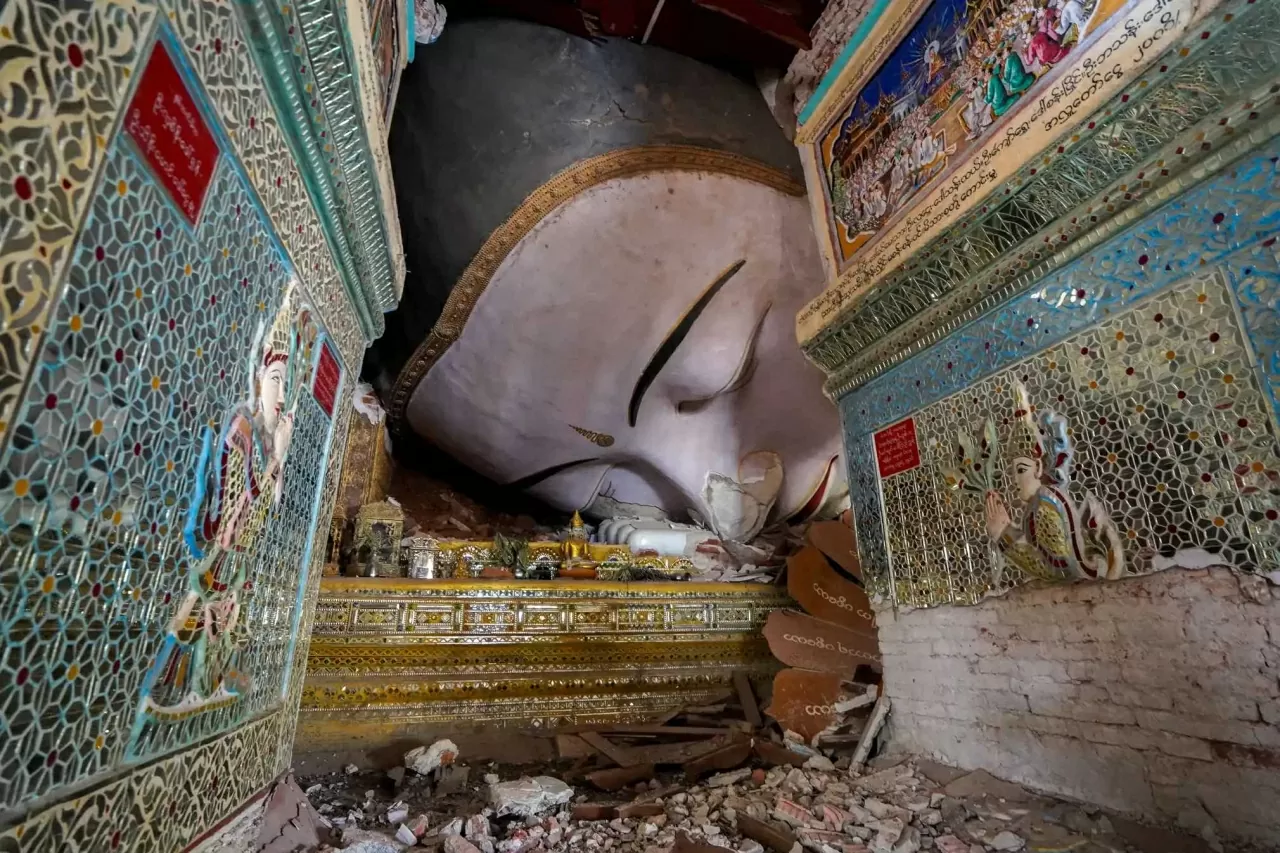Bức tượng Phật bị hư hại nằm bên trong một ngôi chùa tại Mandalay, Myanmar. (Nguồn: Reuters)