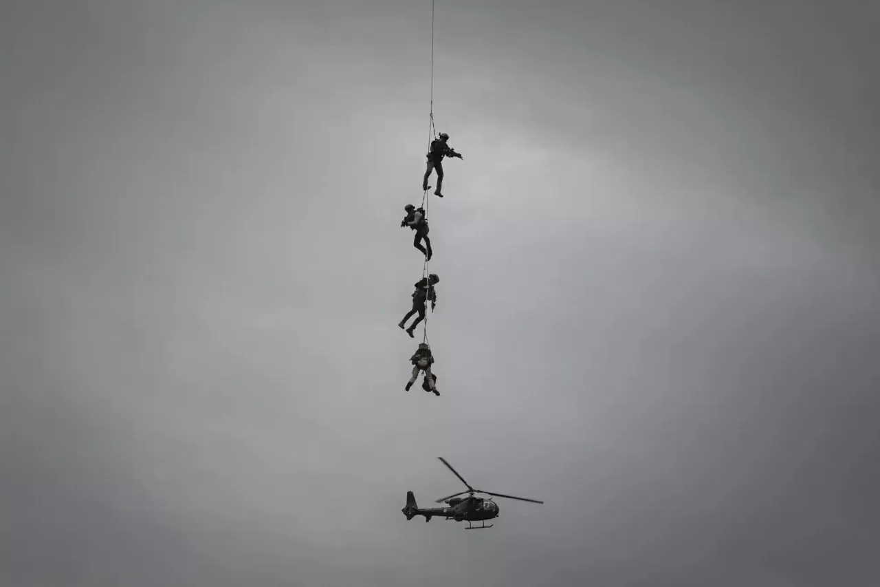 Trực thăng sơ tán các binh sĩ Lực lượng đặc nhiệm quân đội Pháp rời khỏi hiện trường sau màn trình diễn chiến thuật tại Martignas-sur-Jalle. (Nguồn: AFP)