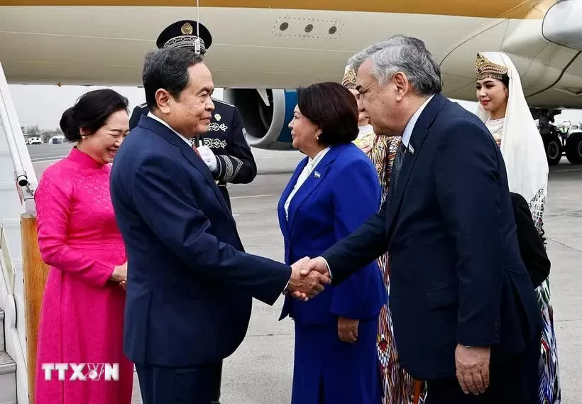 Lễ đón Chủ tịch Quốc hội Trần Thanh Mẫn và Phu nhân tại Sân bay quốc tế Islam Karimov Tashkent. (Ảnh: Doãn Tấn/TTXVN) Lễ đón Chủ tịch Quốc hội Trần Thanh Mẫn và Phu nhân tại Sân bay quốc tế Islam Karimov Tashkent. (Ảnh: Doãn Tấn/TTXVN)