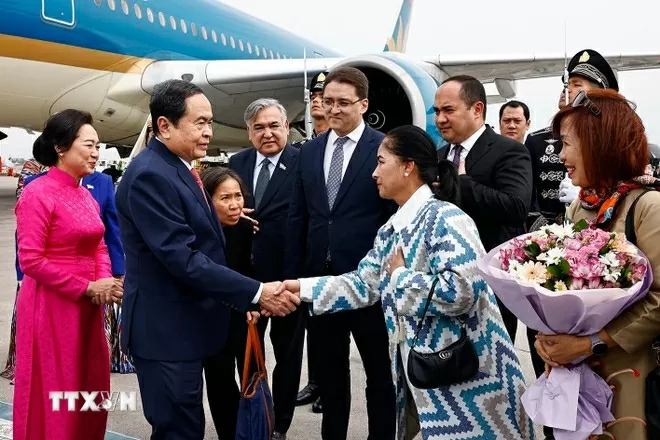 Lễ đón Chủ tịch Quốc hội Trần Thanh Mẫn và Phu nhân tại Sân bay quốc tế Islam Karimov Tashkent. (Ảnh: Doãn Tấn/TTXVN) Lễ đón Chủ tịch Quốc hội Trần Thanh Mẫn và Phu nhân tại Sân bay quốc tế Islam Karimov Tashkent. (Ảnh: Doãn Tấn/TTXVN)