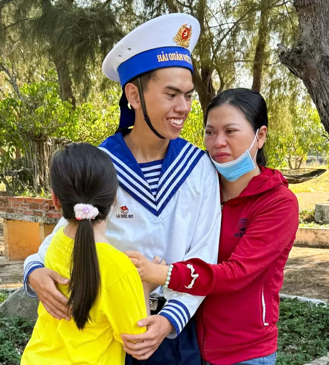 Khi gia đình là nguồn tiếp sức tinh thần cho các chiến sĩ mới nhập ngũ. (Ảnh: Vùng 4 Hải quân cung cấp)