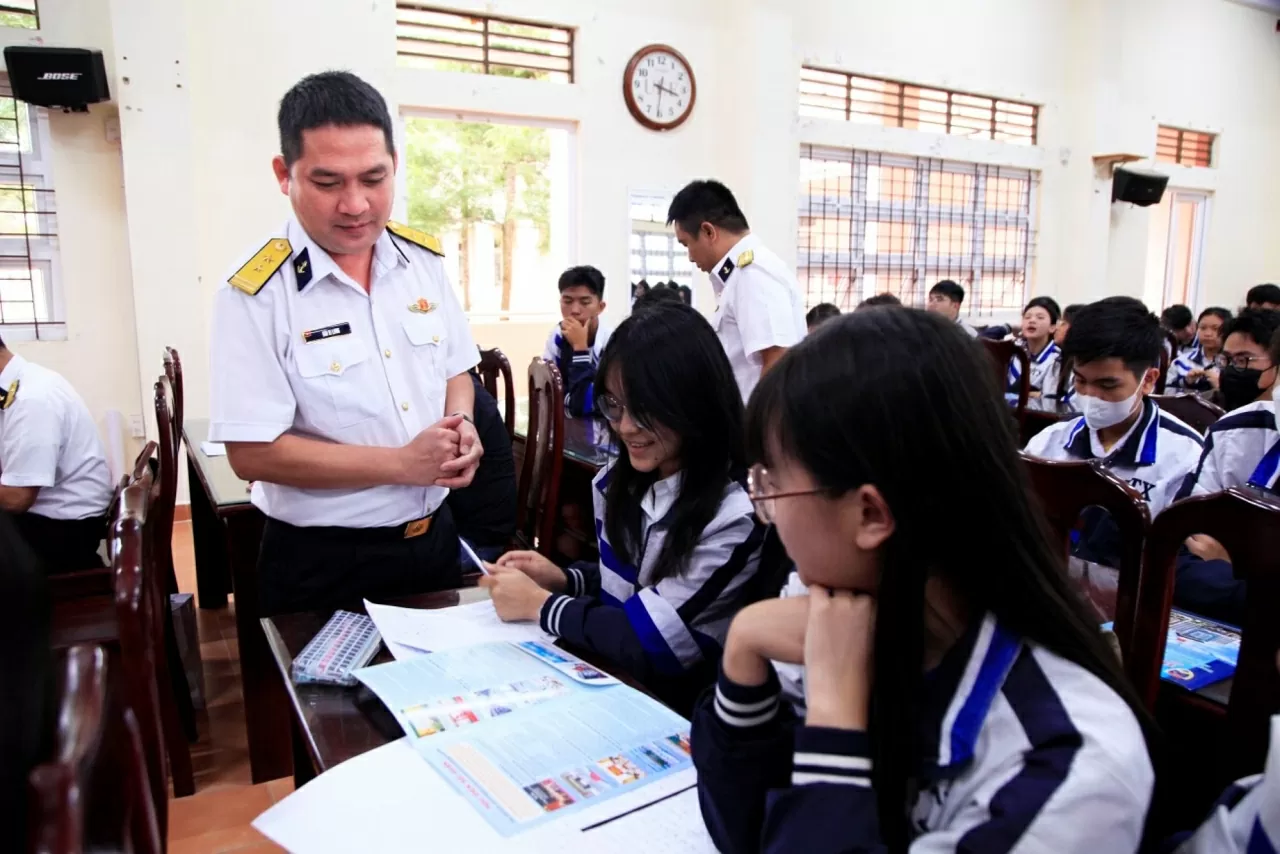 Các báo cáo viên hướng dẫn cho học sinh thông tin tuyển sinh vào Học viện Hải quân. (Ảnh: Lê Ngọc) Các báo cáo viên hướng dẫn cho học sinh thông tin tuyển sinh vào Học viện Hải quân. (Ảnh: Lê Ngọc)