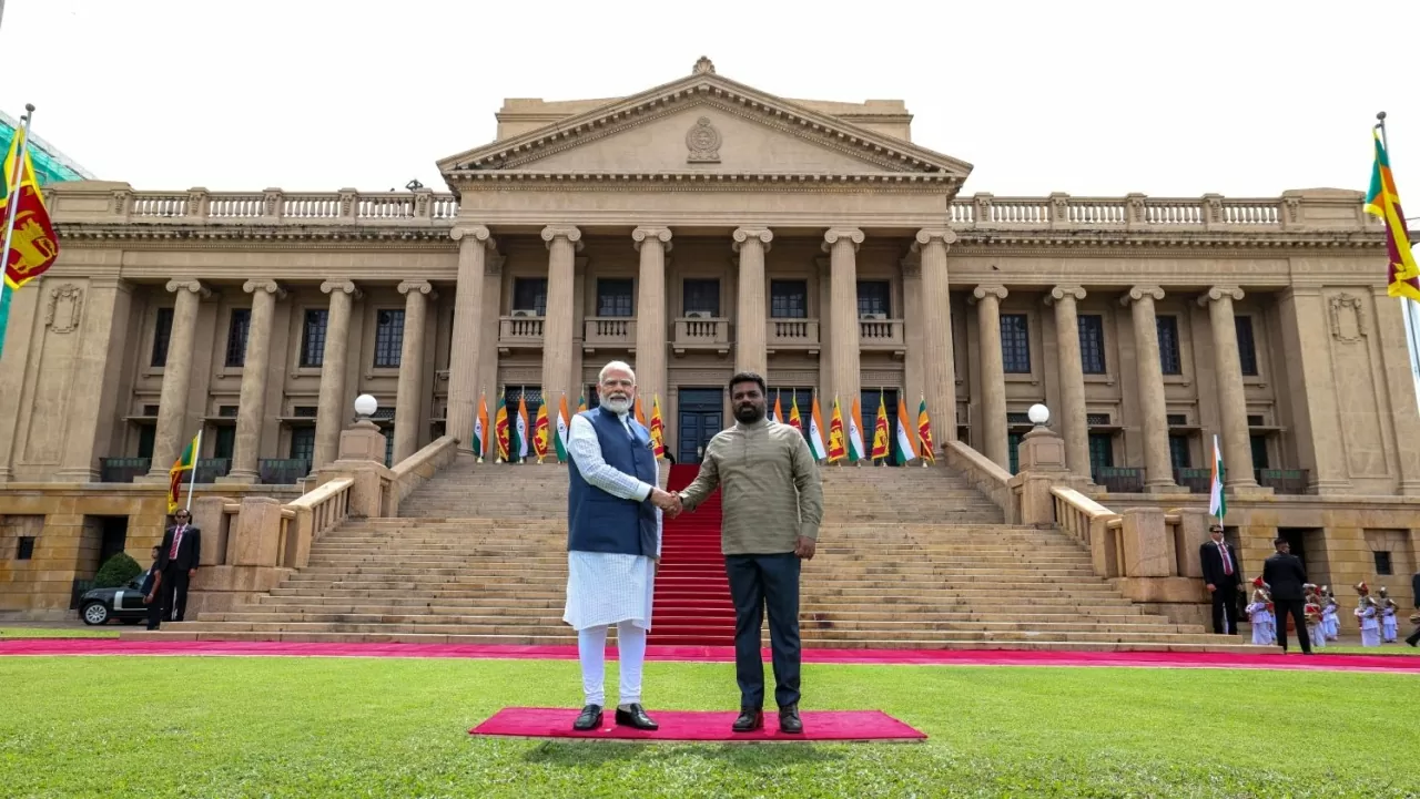 Tổng thống Sri Lanka Anura Kumara Dissanayake đón Thủ tướng Ấn Độ Narendra Modi, ngày 5/4/2025. (Nguồn: X)
