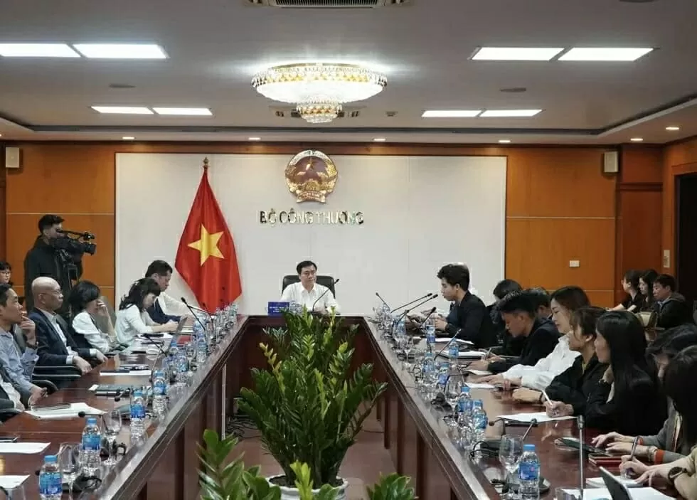 Ngày 4/4/2025, Bộ Công Thương tổ chức Hội nghị giao ban xúc tiến thương mại với hệ thống thương vụ Việt Nam ở nước ngoài tháng 3/2025. (Nguồn: TTXVN)
