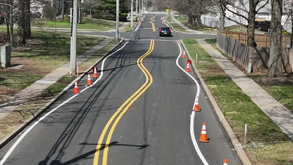 Phòng tránh tai nạn giao thông, thị trấn nhỏ vạch kẻ đường hình lượn sóng