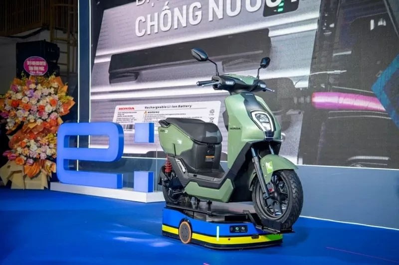 Honda ICON e: có trọng lượng chỉ 89 kg – nhẹ hơn đáng kể so với những mẫu tay ga truyền thống Honda ICON e: có trọng lượng chỉ 89 kg – nhẹ hơn đáng kể so với những mẫu tay ga truyền thống