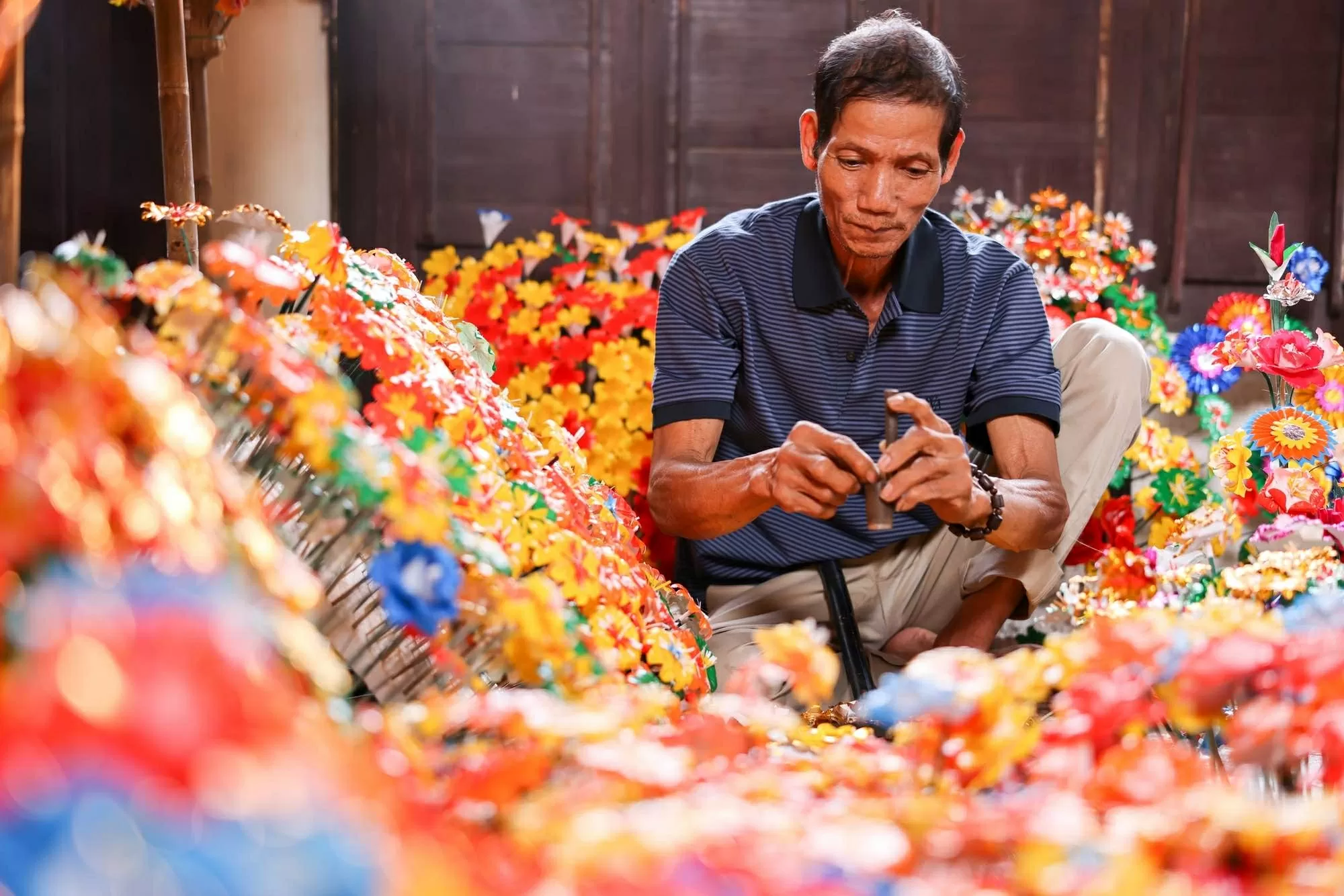 Khám phá làng nghề làm hoa giấy 300 tuổi ở Huế