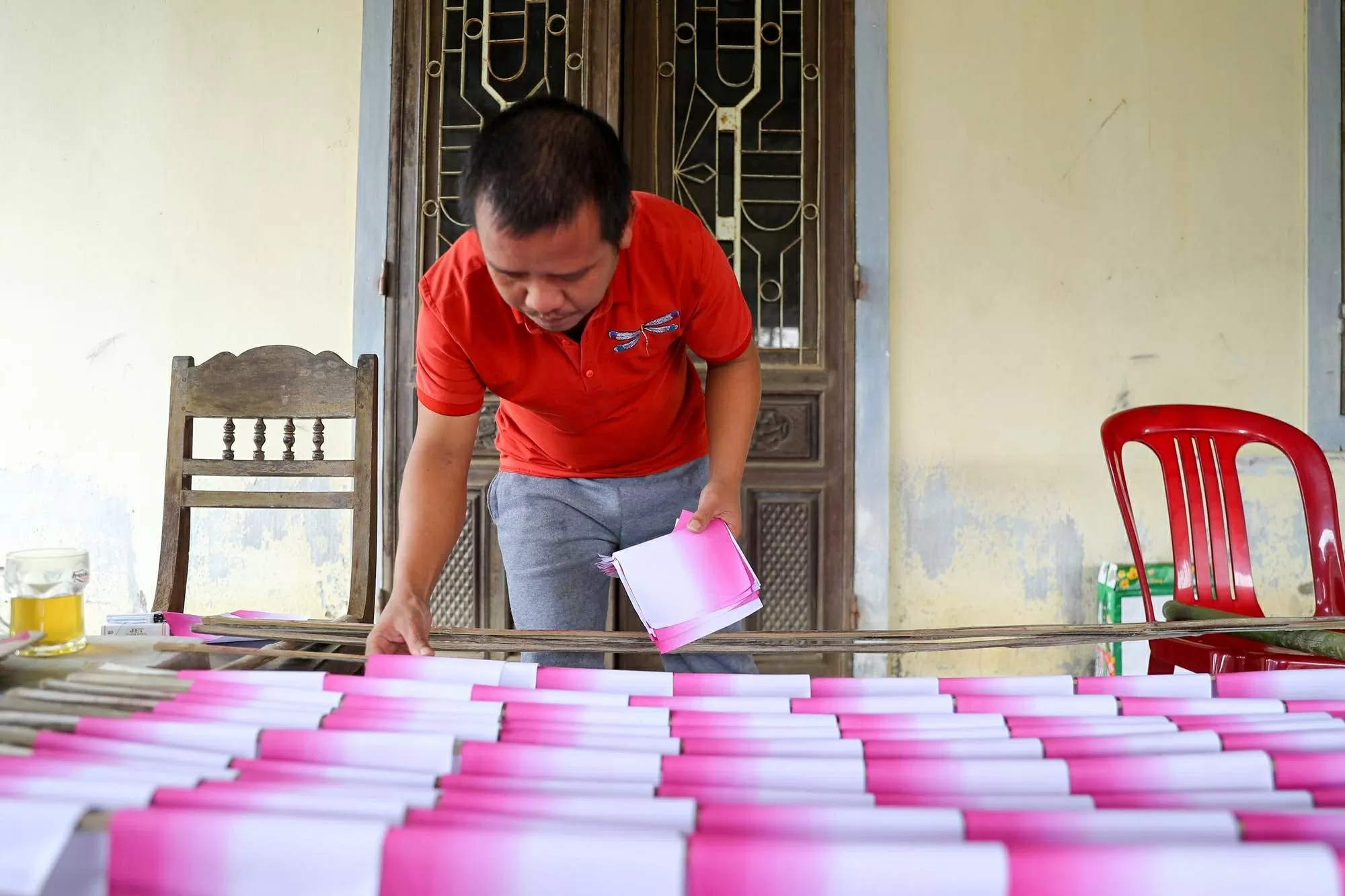 Khám phá làng nghề làm hoa giấy 300 tuổi ở Huế