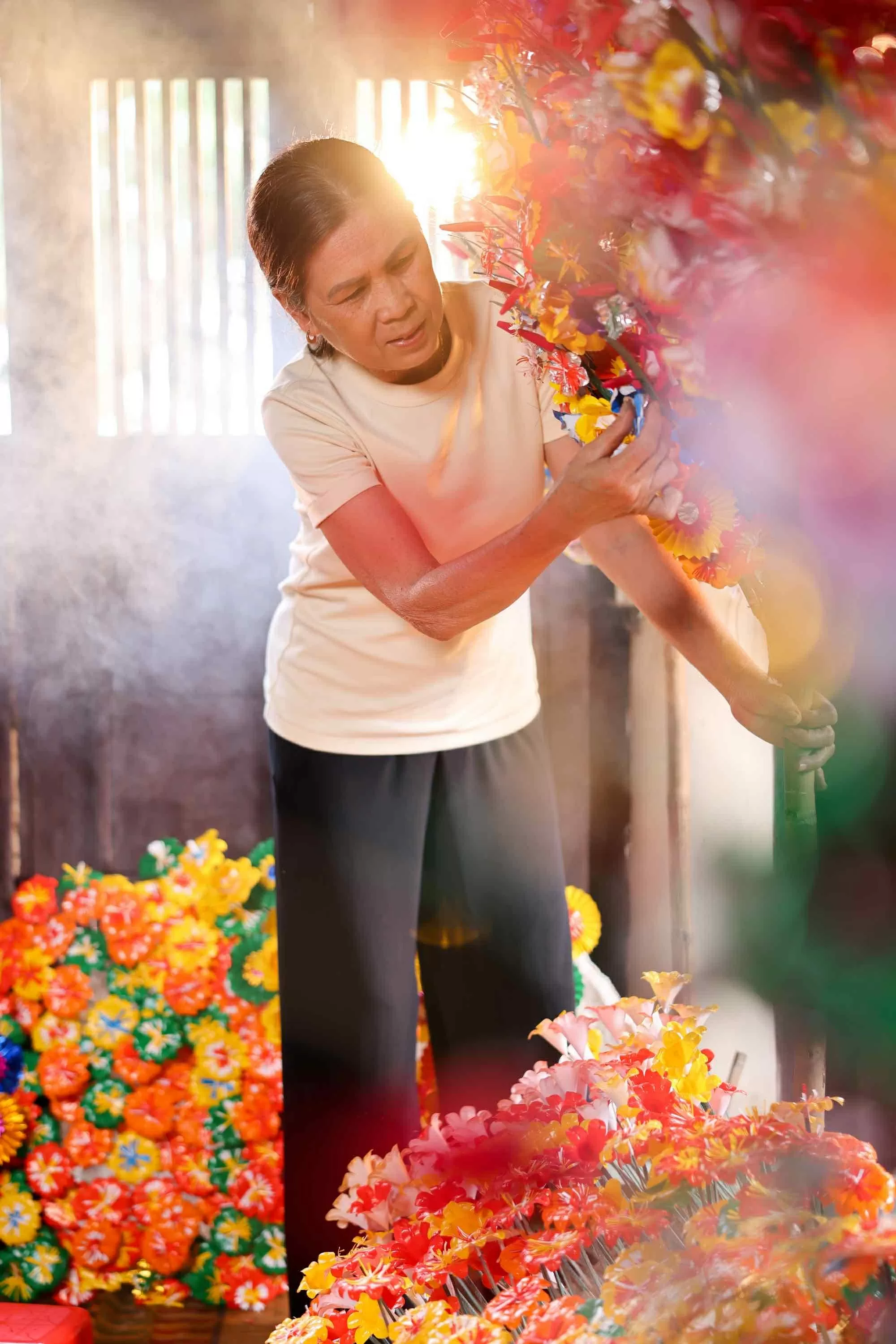 Khám phá làng nghề làm hoa giấy 300 tuổi ở Huế