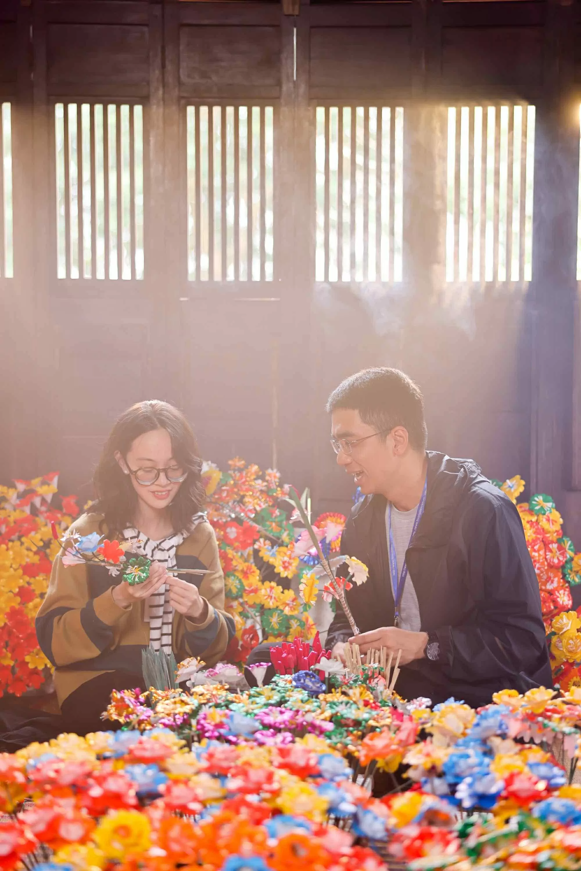 Khám phá làng nghề làm hoa giấy 300 tuổi ở Huế