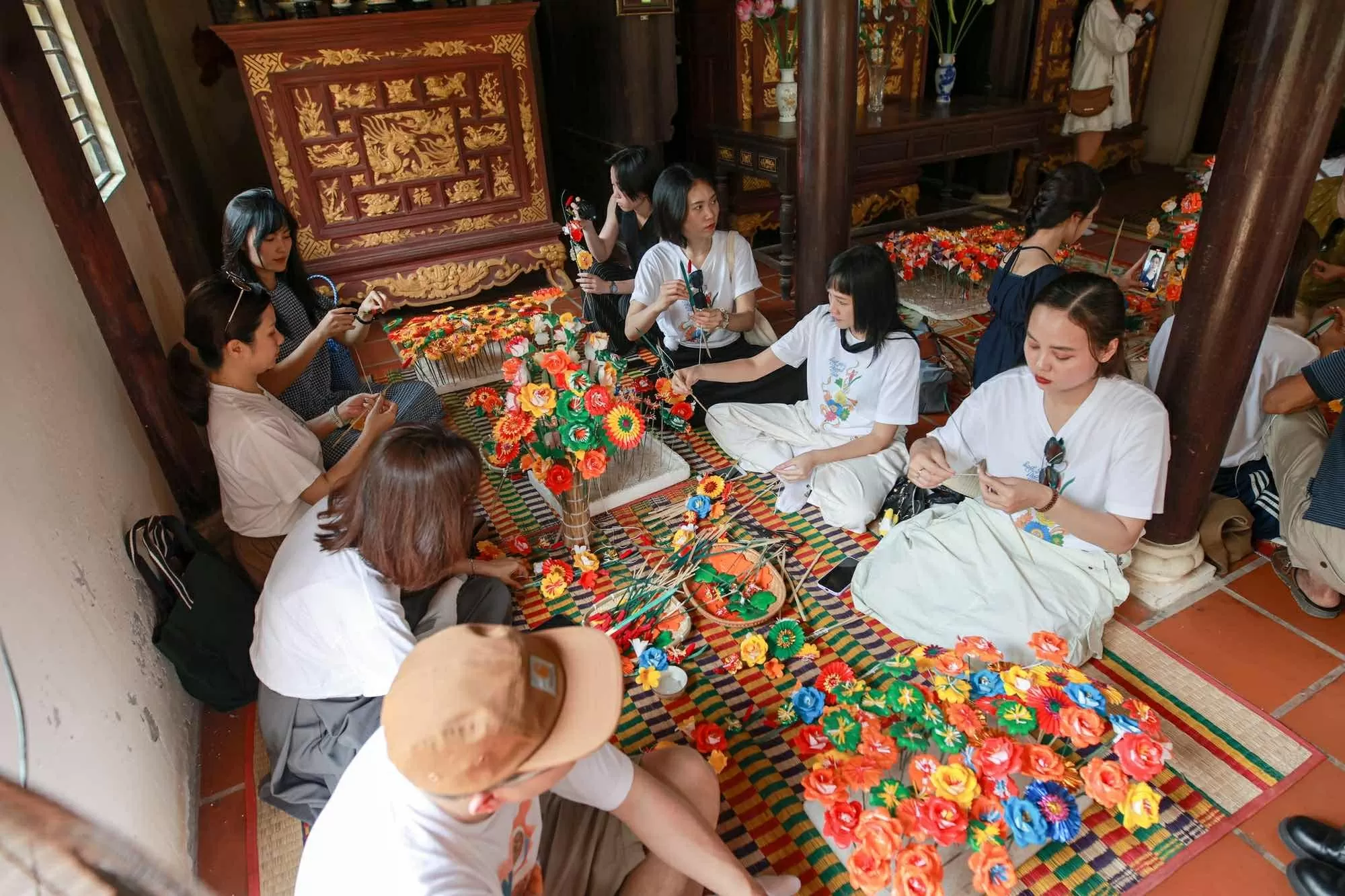 Khám phá làng nghề làm hoa giấy 300 tuổi ở Huế