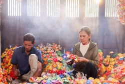 Khám phá làng nghề làm hoa giấy 300 tuổi ở Huế