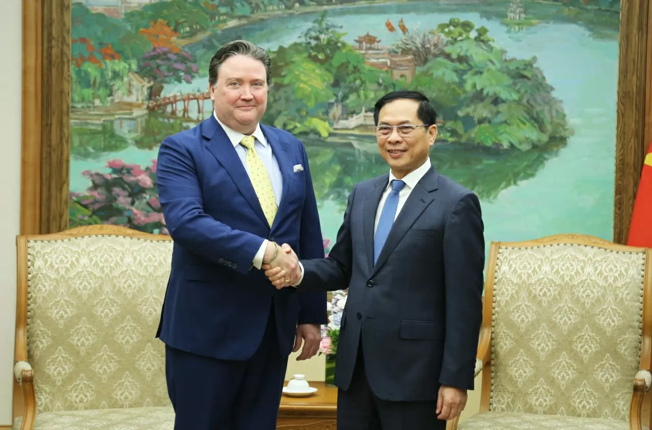 Phó Thủ tướng Bùi Thanh Sơn khẳng định buổi làm việc với Đại sứ Marc E. Knapper có ý nghĩa quan trọng nhằm sớm đạt thỏa thuận, vì lợi ích của người dân và doanh nghiệp hai nước. (Ảnh: Thành Long)