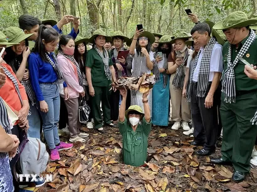 Một lối xuống địa đạo Củ Chi. (Ảnh: Hồng Giang/TTXVN) Một lối xuống địa đạo Củ Chi. (Ảnh: Hồng Giang/TTXVN)
