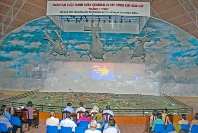 Du khách xem sa bàn diễn biến đánh bại trận càn Cedar Falls. (Nguồn: Khu Di tích lịch sử địa đạo Củ Chi)