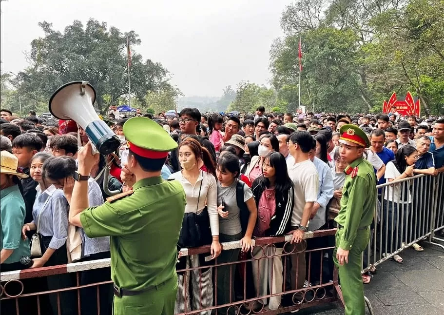 Hàng triệu đồng bào và du khách hành hương về Đền Hùng trước ngày Giỗ Tổ Hùng Vương