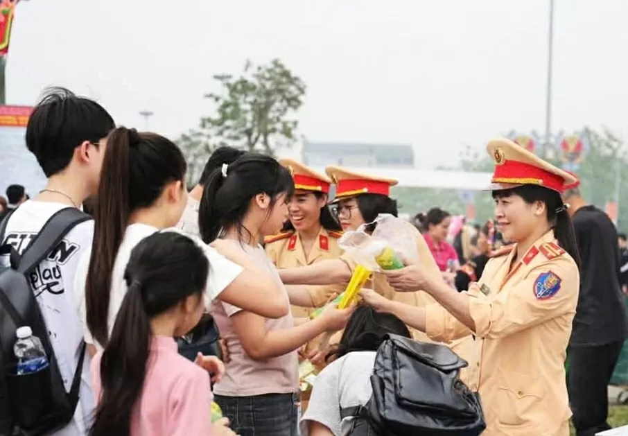 undefined Hàng triệu đồng bào và du khách hành hương về Đền Hùng trước ngày Giỗ Tổ Hùng Vương