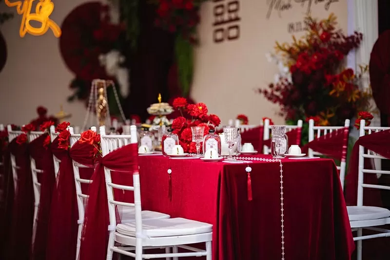 Một không gian cưới ngoài trời rộng rãi, nơi bà con có thể quây quần chung vui trong không khí thân thiện. Một không gian cưới ngoài trời rộng rãi, nơi bà con có thể quây quần chung vui trong không khí thân thiện.