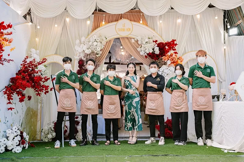 Đội ngũ Cưới Hỏi Trọn Gói Ngọc Huyền tận tâm và chuyên nghiệp hỗ trợ chuẩn bị cho một lễ cưới hoàn hảo.