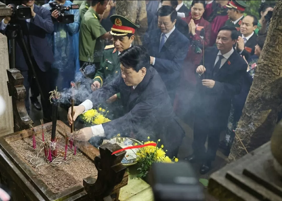 Chủ tịch nước Lương Cường dâng hương Giỗ Tổ Hùng Vương năm 2025