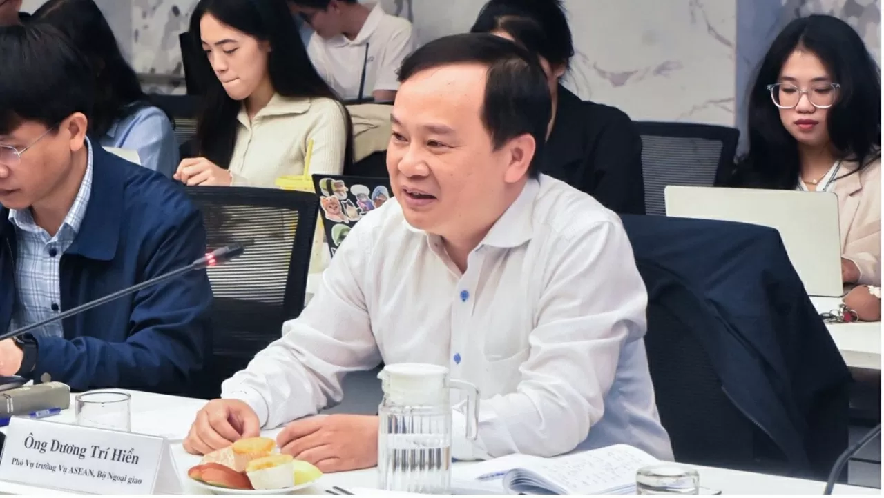 Hội thảo khoa học 'Tầm nhìn của ASEAN về Ấn Độ Dương – Thái Bình Dương: Những phát triển mới, cơ hội và thách thức'. Phó Vụ trưởng Dương Trí Hiển – Vụ ASEAN, Bộ Ngoại giao trình bày tham luận. Hội thảo khoa học 'Tầm nhìn của ASEAN về Ấn Độ Dương – Thái Bình Dương: Những phát triển mới, cơ hội và thách thức'. Phó Vụ trưởng Dương Trí Hiển – Vụ ASEAN, Bộ Ngoại giao trình bày tham luận.