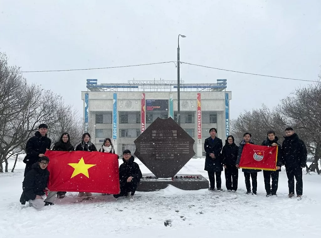 “Tiếp lửa cách mạng: Thế hệ trẻ Việt Nam tại Nga dâng hoa tưởng nhớ cố Tổng Bí thư Lê Duẩn