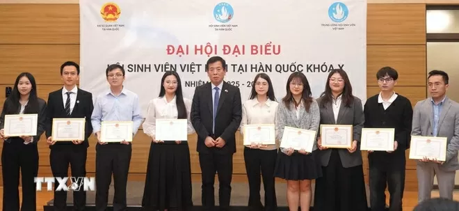 Đại sứ Vũ Hồ trao tặng giấy khen của Đại sứ quán Việt Nam tại Hàn Quốc cho đại diện các chi hội sinh viên Việt Nam có thành tích tiêu biểu trong các hoạt động của VSAK nhiệm kỳ khóa IX. (Ảnh: Đức Thắng/TTXVN)