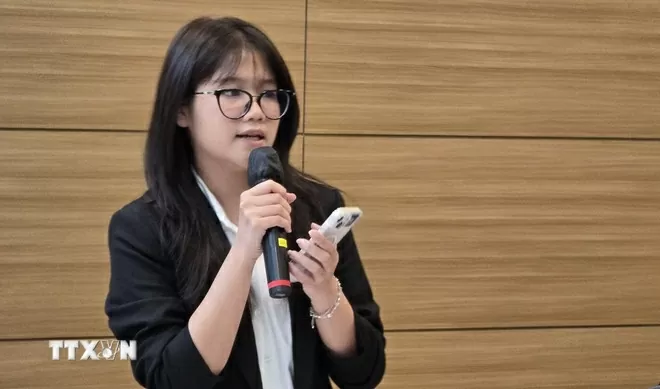 Chị Trần Lê Minh Thư - Sinh viên Đại học Khoa học và Công nghệ Quốc gia Seoul (SeoulTech) phát biểu tham luận tại Đại hội. (Ảnh: Đức Thắng/TTXVN)