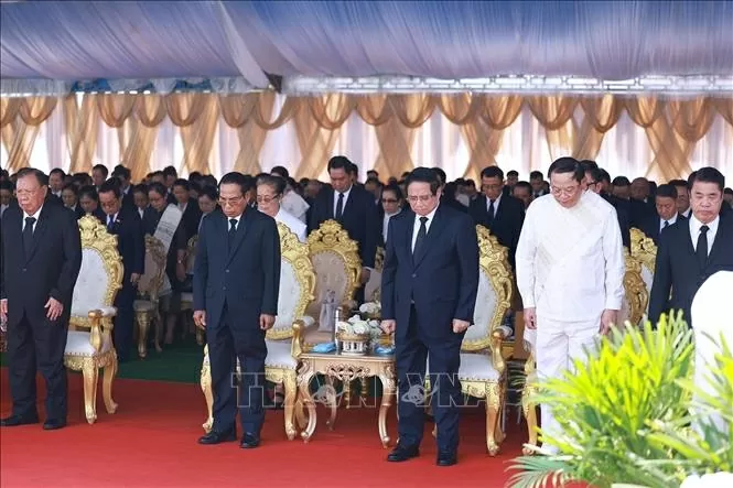 Thủ tướng Phạm Minh Chính mặc niệm nguyên Chủ tịch Đảng Nhân dân Cách mạng Lào, nguyên Chủ tịch nước Lào Khamtay Siphandone. (Nguồn: TTXVN)