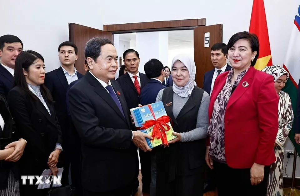 Chủ tịch Quốc hội Trần Thanh Mẫn và Phu nhân thăm Đại học Phương Đông Tashkent