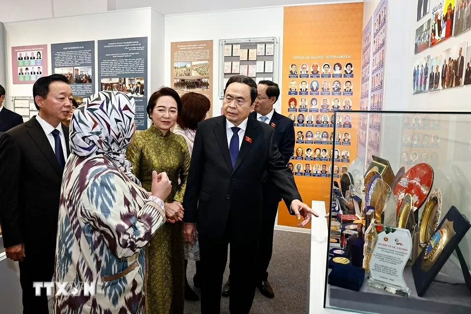 Chủ tịch Quốc hội Trần Thanh Mẫn và Phu nhân thăm Đại học Phương Đông Tashkent