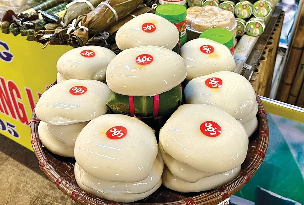 Bánh giầy trắng dẻo, thơm ngon trở thành món quà Đất Tổ được nhiều du khách lựa chọn khi đến Khu Di tích lịch sử Đền Hùng. (Nguồn: Báo Phú Thọ) Bánh giầy trắng dẻo, thơm ngon trở thành món quà Đất Tổ được nhiều du khách lựa chọn khi đến Khu Di tích lịch sử Đền Hùng. (Nguồn: Báo Phú Thọ)