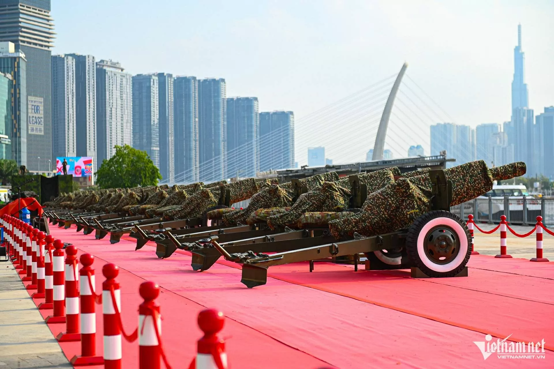 Ngắm dàn đại bác sẵn sàng đón đại lễ 50 năm Ngày Thống nhất đất nước tại bến Bạch Đằng