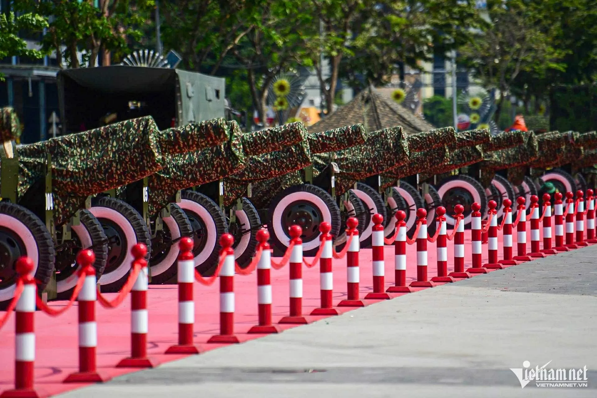 Ngắm dàn đại bác sẵn sàng đón đại lễ 50 năm Ngày Thống nhất đất nước tại bến Bạch Đằng