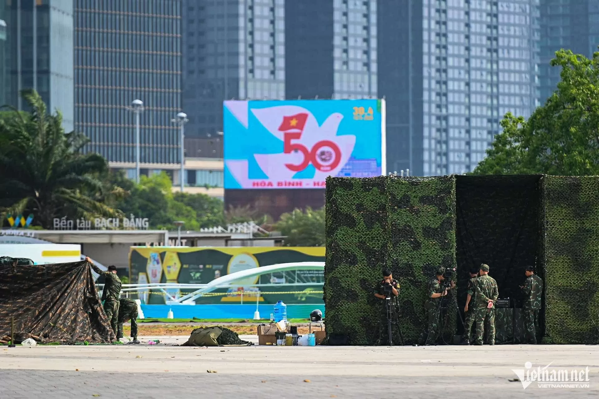 Ngắm dàn đại bác sẵn sàng đón đại lễ 50 năm Ngày Thống nhất đất nước tại bến Bạch Đằng