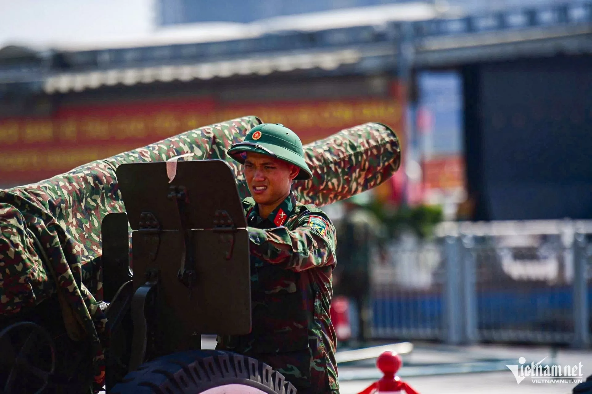 Ngắm dàn đại bác sẵn sàng đón đại lễ 50 năm Ngày Thống nhất đất nước tại bến Bạch Đằng