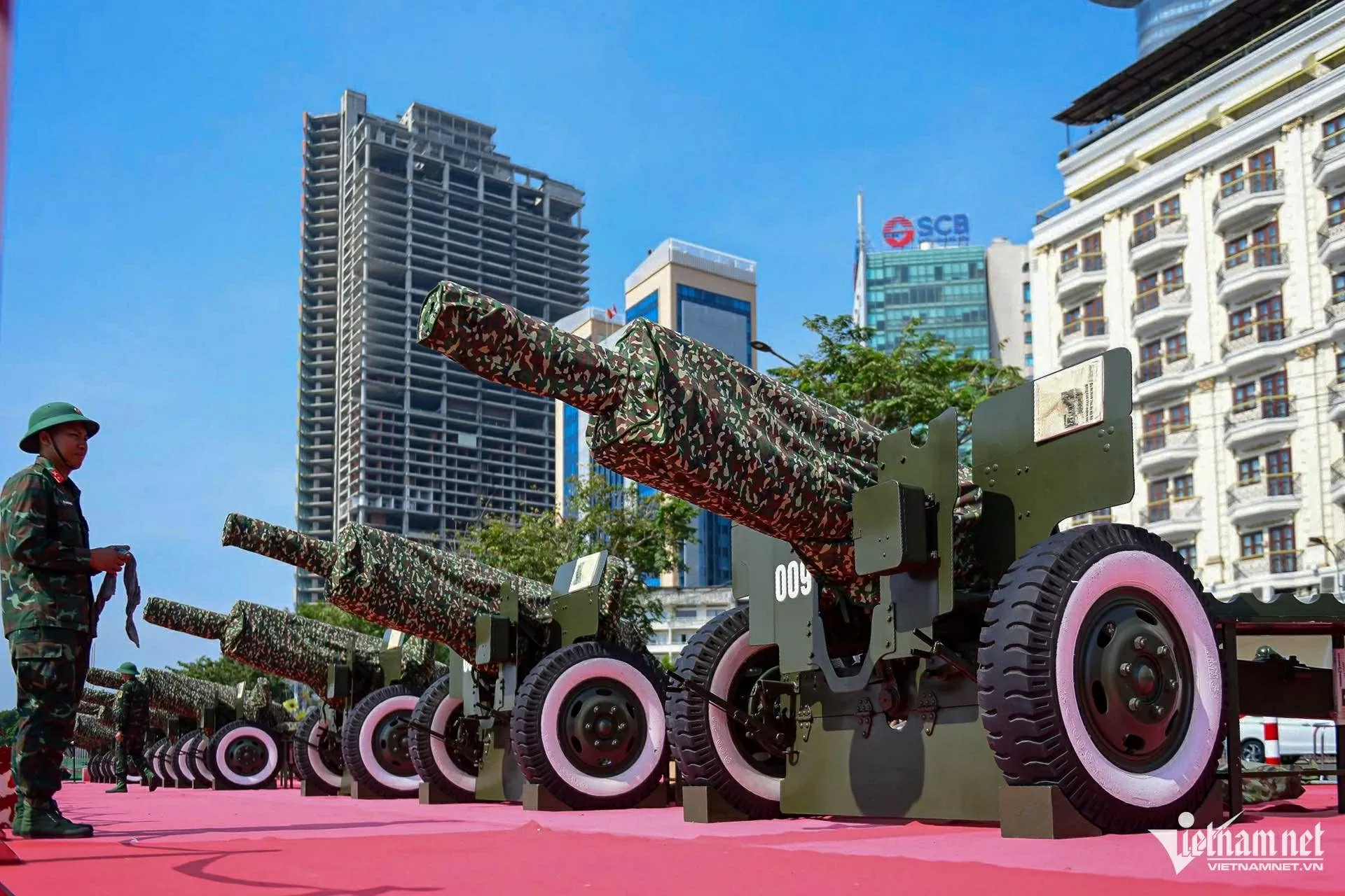 Những khẩu đại bác này sẽ bắn 21 phát đại bác trên nền Quốc thiều Việt Nam vào Lễ kỷ niệm 50 năm Ngày Thống nhất đất nước.