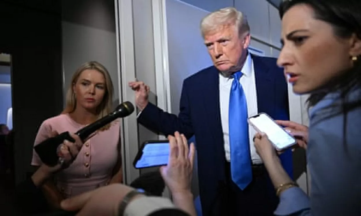 Tổng thống Mỹ Donald Trump phát biểu với các phóng viên trên máy bay Air Force One vào ngày 6 tháng 4. (Nguồn: Getty Images)