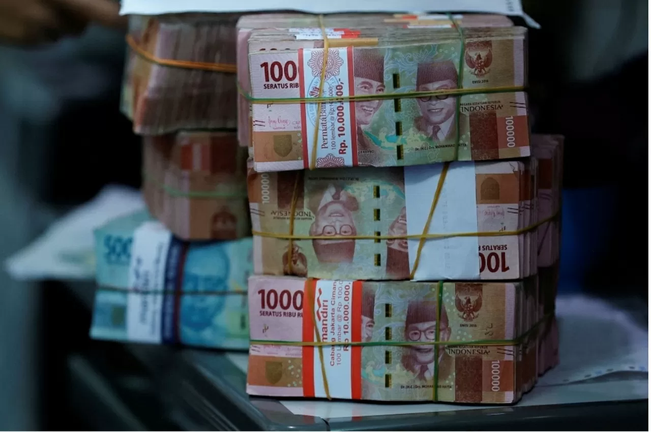 Những tờ tiền rupiah của Indonesia được nhìn thấy tại một quầy đổi tiền ở Jakarta, Indonesia, ngày 14 tháng 10 năm 2022.(Nguồn: Reuters)