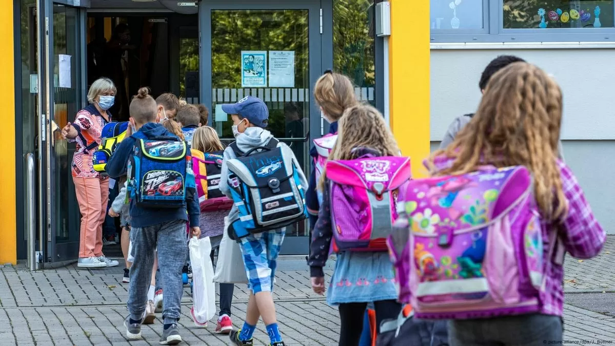 Tổng cộng có khoảng 17.980 học sinh tại 15 trường phổ thông và 2 trường trung học cơ sở bị ảnh hưởng do các lá thư đe dọa nặc danh. (Nguồn: DW)