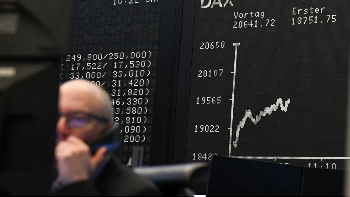 sàn giao dịch của Sở giao dịch chứng khoán Frankfurt, Đức, bảng hiển thị đường cong Dax cho thấy giá trị dưới 20.000 điểm. (Nguồn: Canadian Press) sàn giao dịch của Sở giao dịch chứng khoán Frankfurt, Đức, bảng hiển thị đường cong Dax cho thấy giá trị dưới 20.000 điểm. (Nguồn: Canadian Press)
