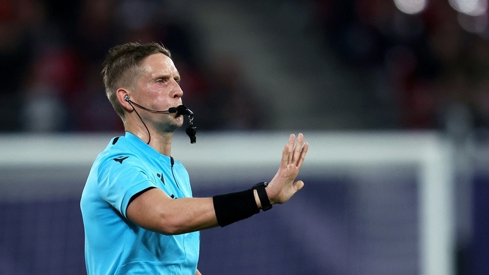 Tứ kết Champions League: Trọng tài bằng tuổi tiền đạo Lewandowski bắt trận Barcelona và Dortmund