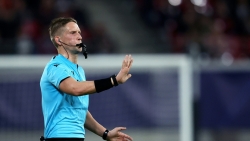 Tứ kết Champions League: Trọng tài bằng tuổi tiền đạo Lewandowski bắt trận Barcelona và Dortmund