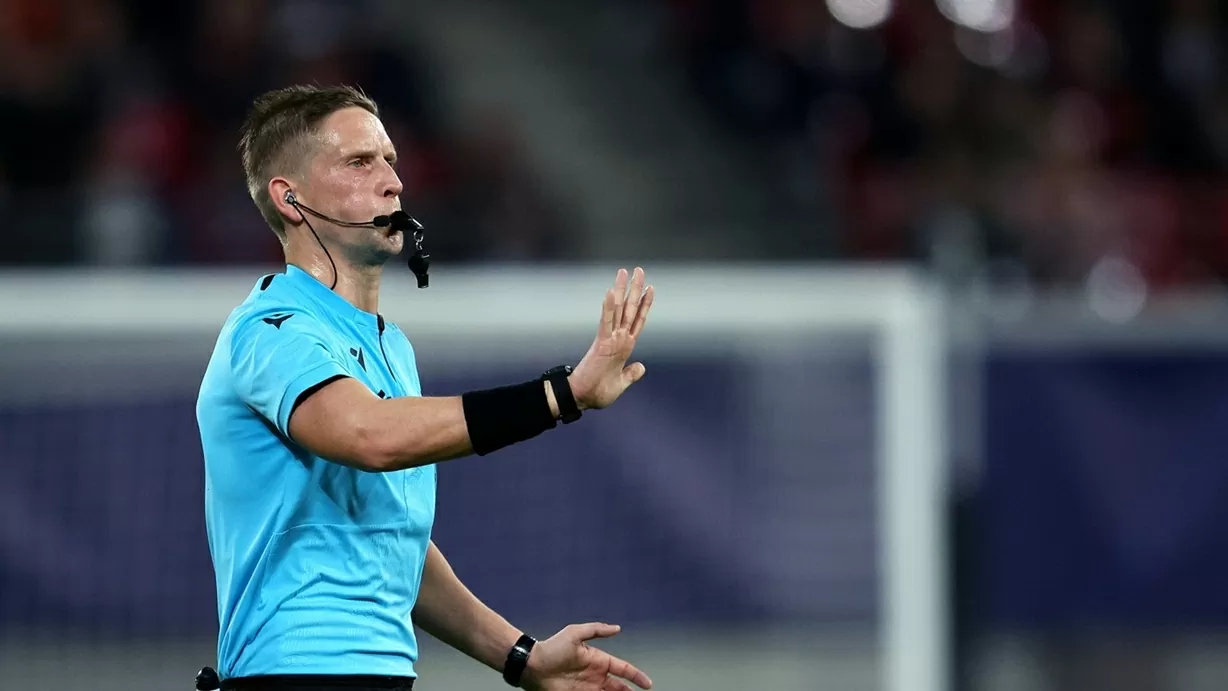 Trọng tài bằng tuổi tiền đạo Lewandowski bắt trận Barcelona và Dortmund Trọng tài bằng tuổi tiền đạo Lewandowski bắt trận Barcelona và Dortmund